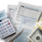 استناد قانونی جهت ممنوع الخروج کردن اشخاص در قوانین چیست؟ ۱ . ماده 202 قانون مالیاتهای مستقیم ۲ . مواد 247 و 509 قانون آئین دادرسی کیفری ۳ . ماده 17 قانون گذرنامه ۴ . بخشنامه شماره 222 اداره ثبت اسناد و املاک ۵ . ماده 201 آئین نامه اجرایی مفاد اسناد رسمی مصوب 1387 ۶ . ماده واحده لایحه قانونی ممنوعیت خروج بدهکاران بانکها مصوب سال 1359 شورای انقلاب. درچه مواردی مودیان بدهکار مالیاتی می توانند از رفع یکبار ممنوع الخروجی استفاده نمایند؟ رئیس کل سازمان امورمالیاتی میتواند با توجه به اختیار حاصل از ماده ۲۰۲ ق.م.م در موارد زیر اجازه یکبار خروج از کشور را برای مودیان مالیاتی بدهکار حسب مورد صادر نمایند: ۱ . تشرف به خانه خدا یا زیارت عتبات ۲ . انجام امور درمانی ۳ . پیگیری مسائل تجاری به قصد تسویه بدهی ۴ . سایر موارد به تشخیص سازمان امور مالیاتی